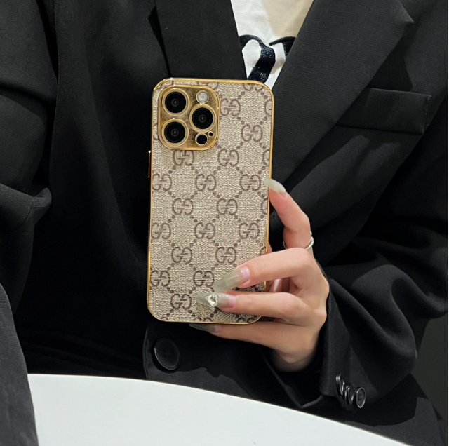 حافظة iPhone كلاسيكية فاخرة بحرف Monogram مع حواف ذهبية مطلية بالكهرباء