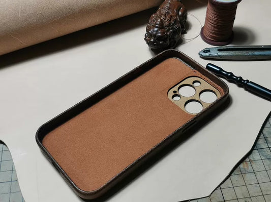 Husă pentru iPhone din piele tăbăcită vegetală artizanală Kakavy – Ediție Vintage Patina