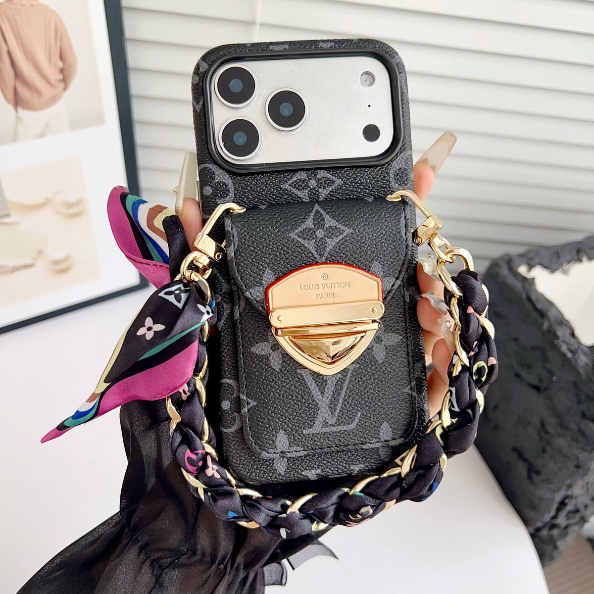 Ylellinen Crossbody iPhone -kotelo korttitaskulla & irrotettavalla hihnalla