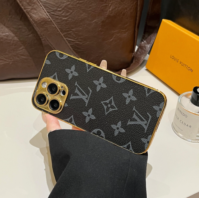 حافظة iPhone كلاسيكية فاخرة بحرف Monogram مع حواف ذهبية مطلية بالكهرباء