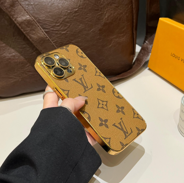 حافظة iPhone كلاسيكية فاخرة بحرف Monogram مع حواف ذهبية مطلية بالكهرباء
