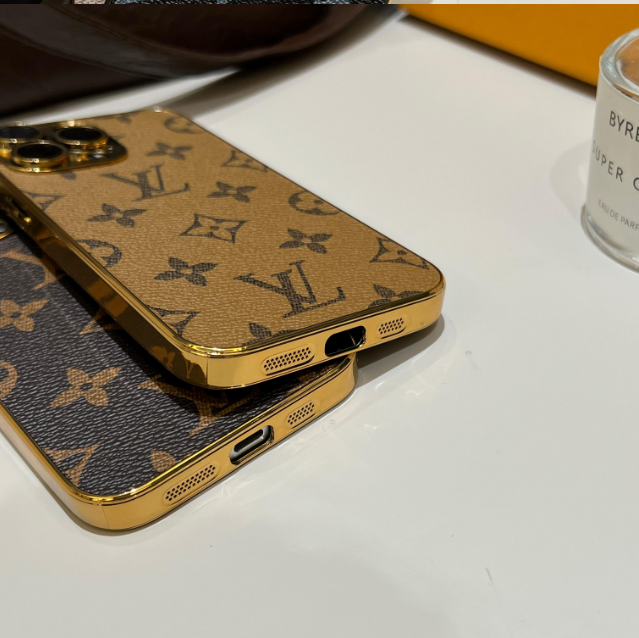 حافظة iPhone كلاسيكية فاخرة بحرف Monogram مع حواف ذهبية مطلية بالكهرباء