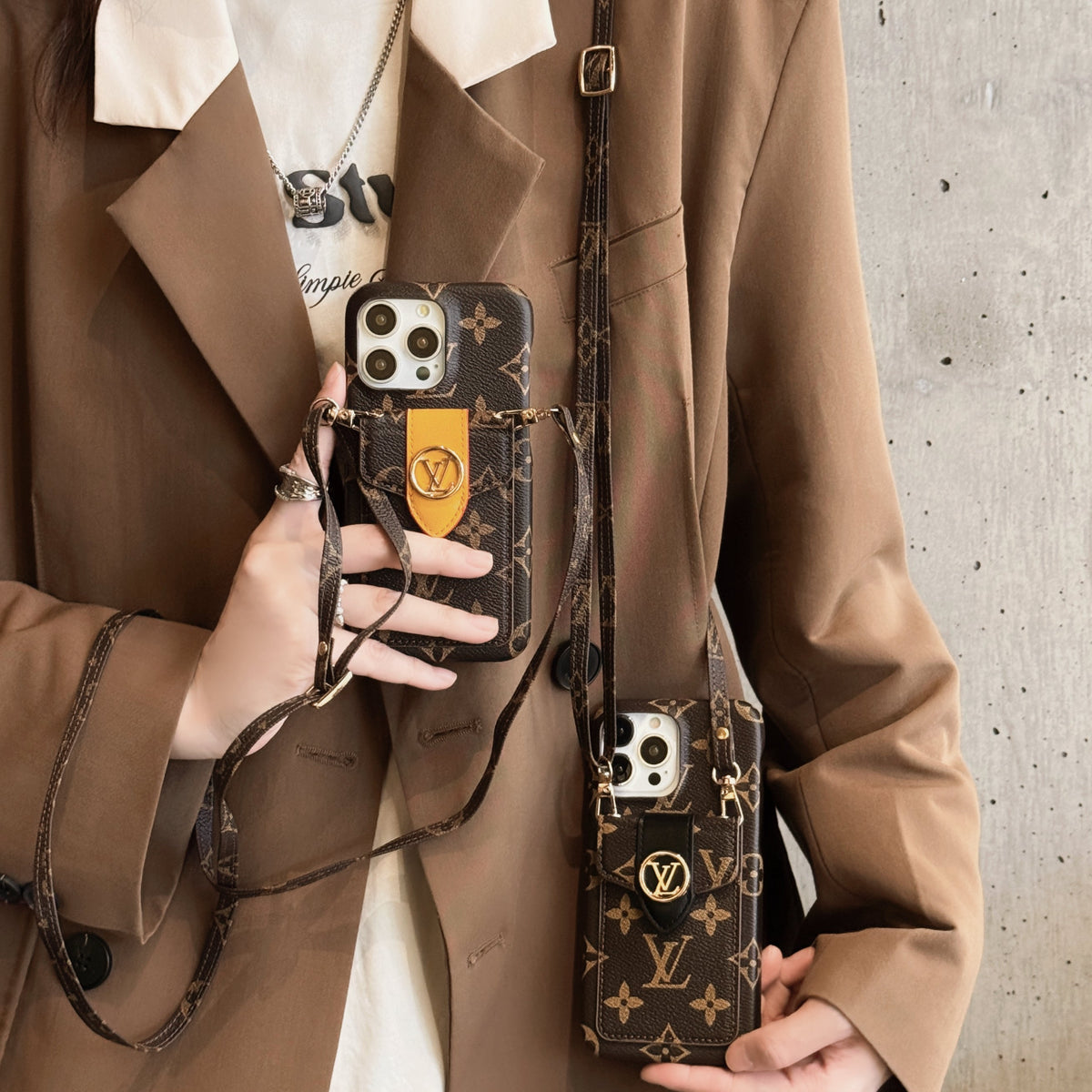 Funda de lujo para iPhone con cadena y tarjetero