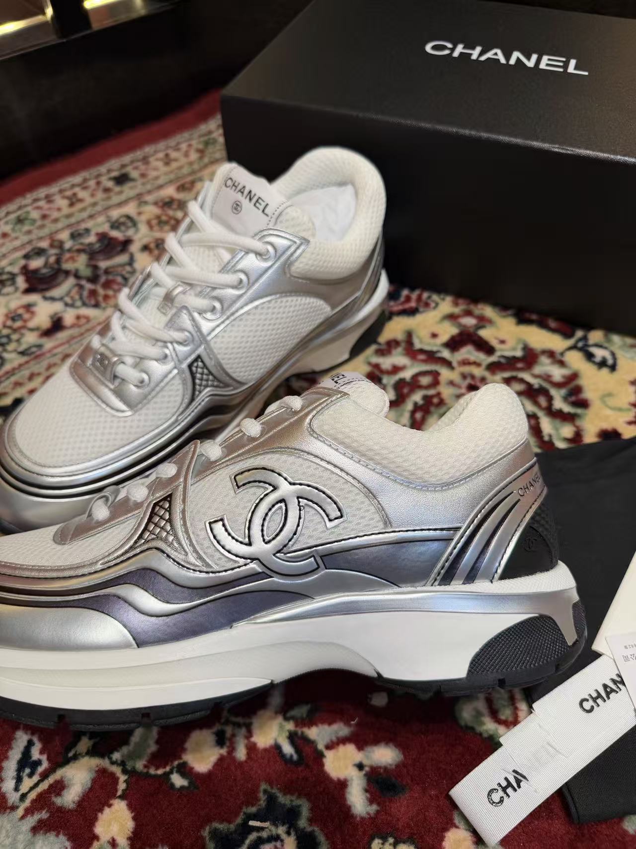 Luxuriöse klobige Sneakers – Mode trifft auf ganztägige Leichtigkeit
