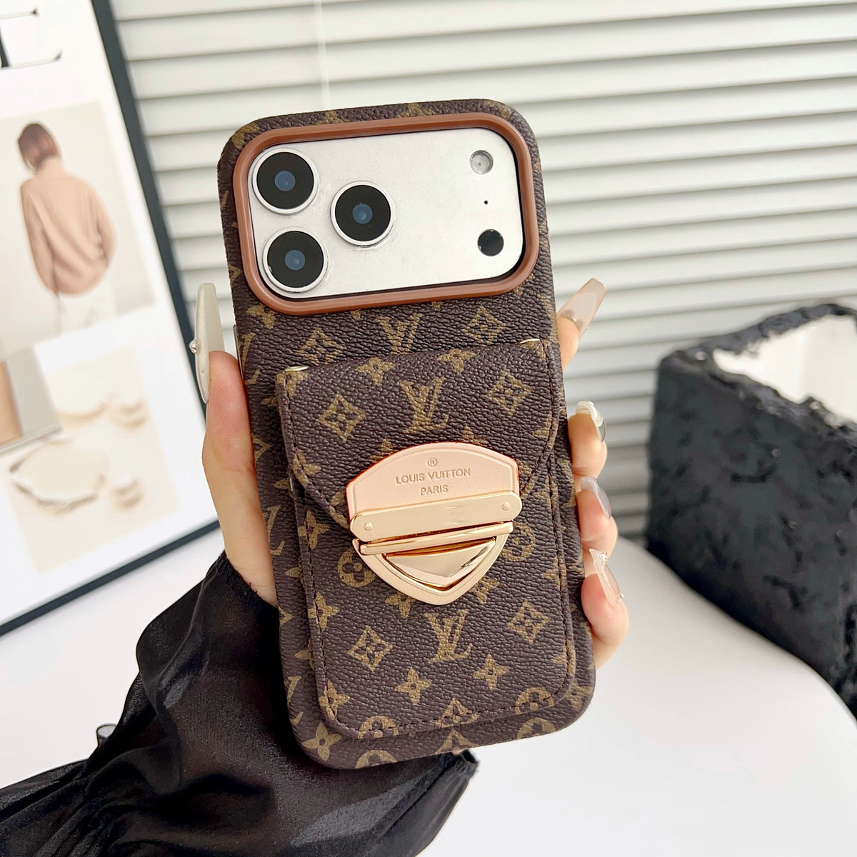 Ylellinen Crossbody iPhone -kotelo korttitaskulla & irrotettavalla hihnalla