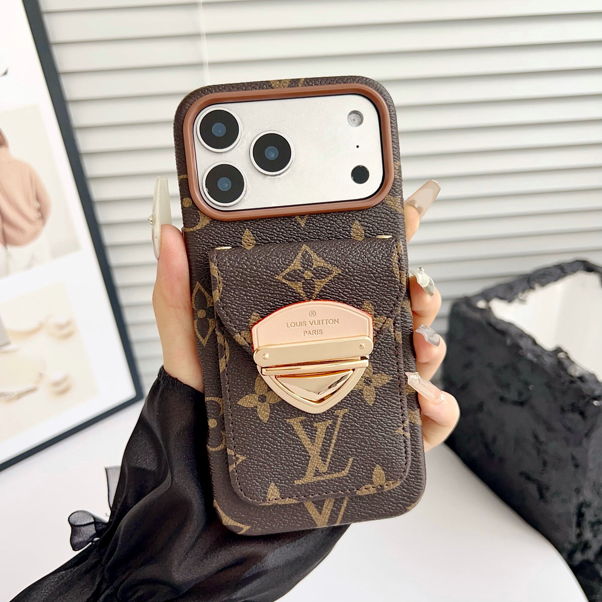 Ylellinen Crossbody iPhone -kotelo korttitaskulla & irrotettavalla hihnalla
