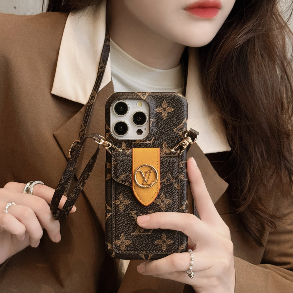 Funda de lujo para iPhone con cadena y tarjetero