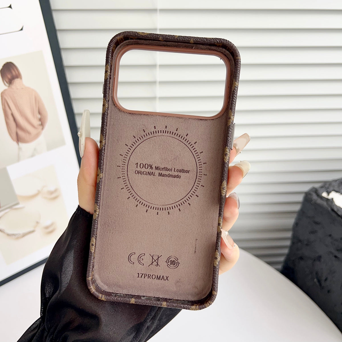 Ylellinen Crossbody iPhone -kotelo korttitaskulla & irrotettavalla hihnalla