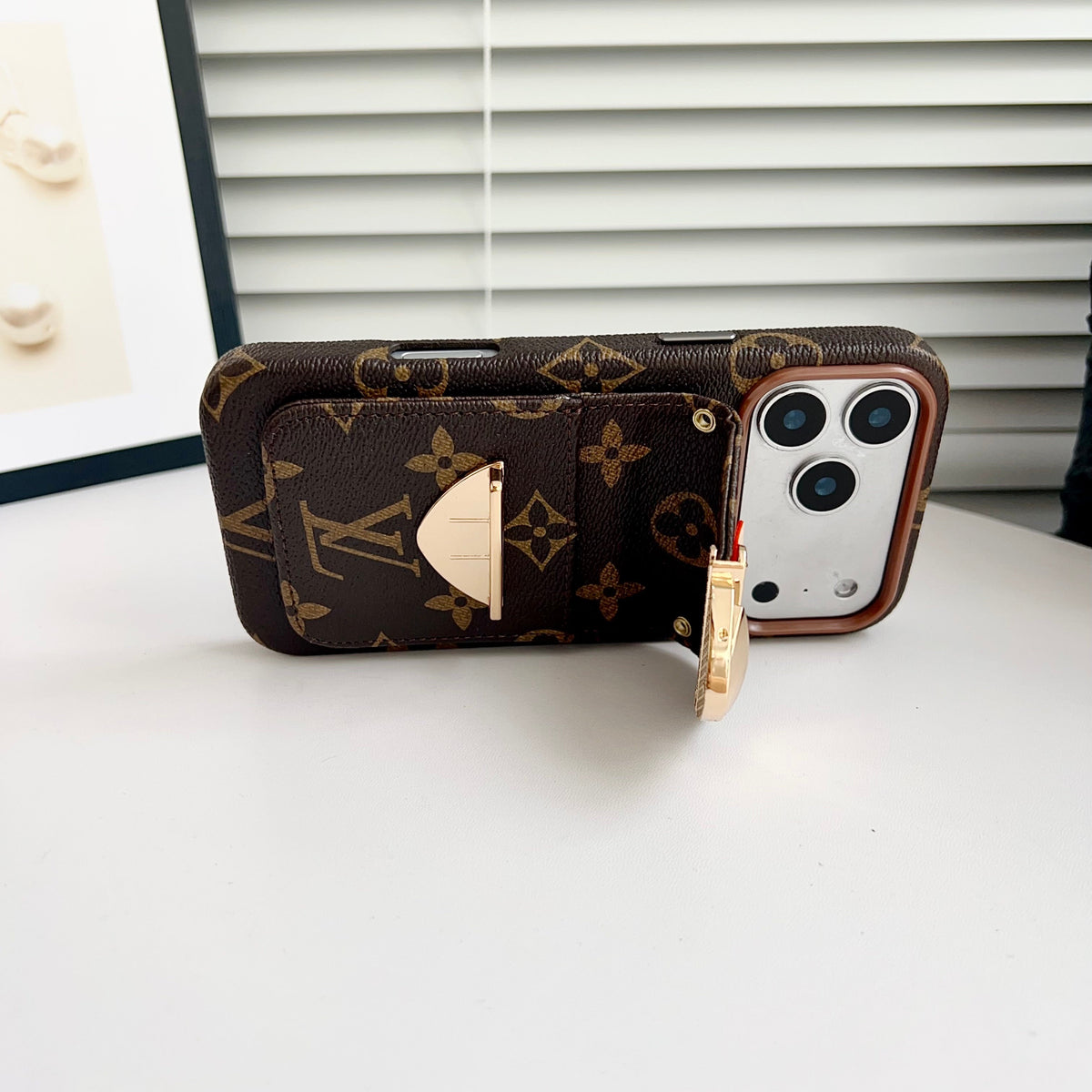Ylellinen Crossbody iPhone -kotelo korttitaskulla & irrotettavalla hihnalla