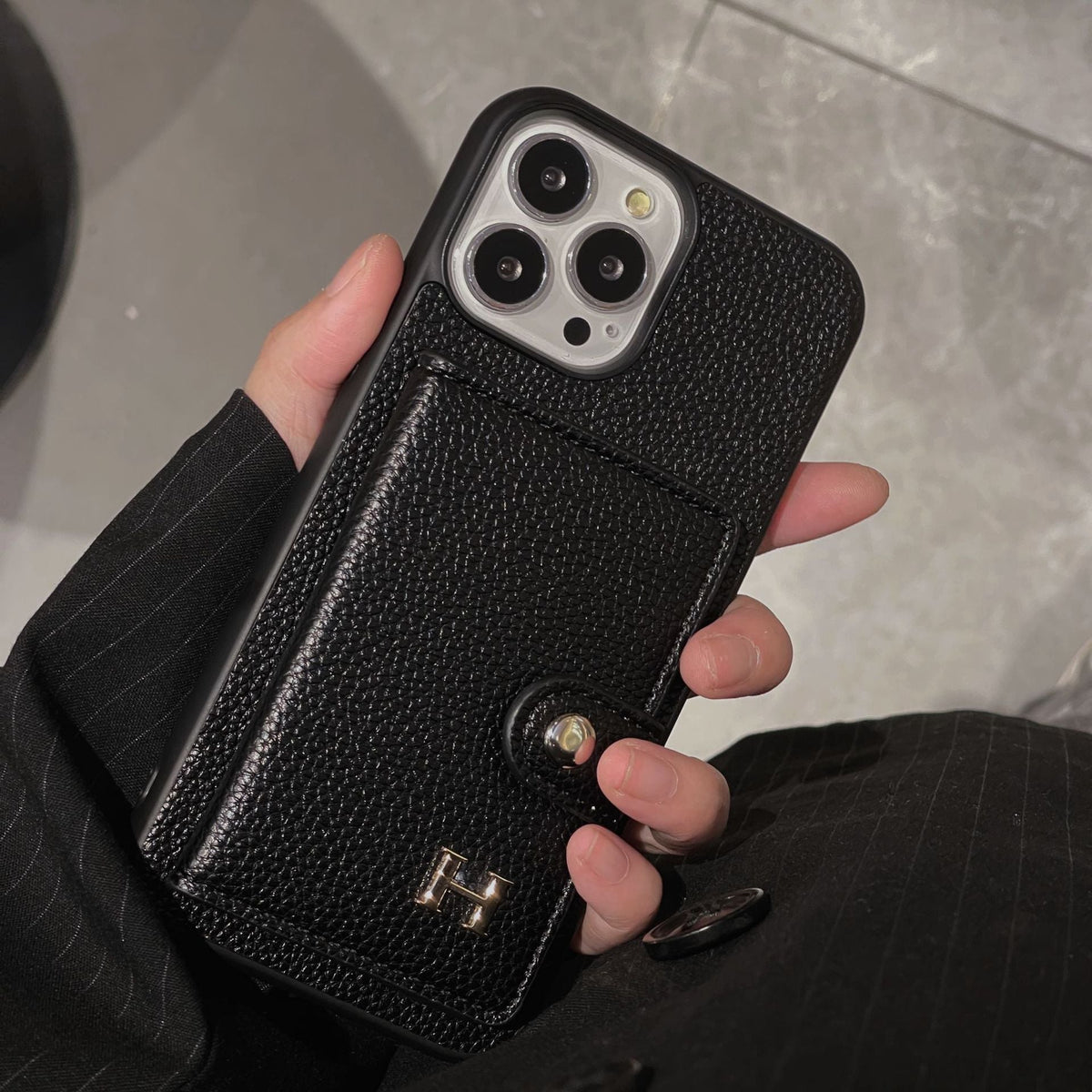 Capa para iPhone com porta-cartões de couro H
