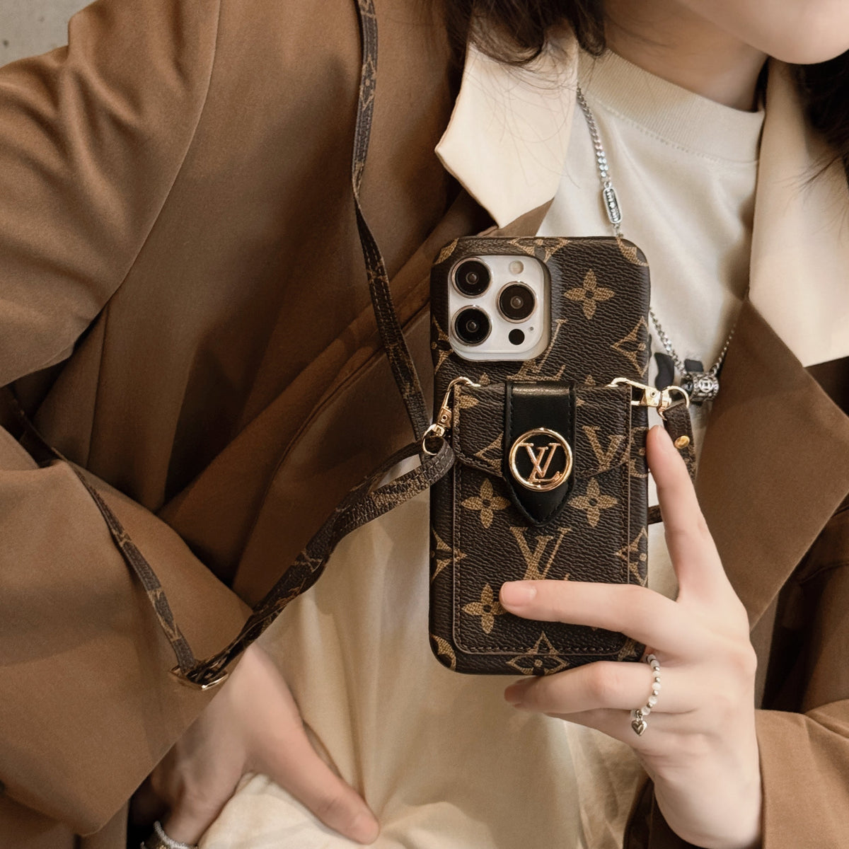Funda de lujo para iPhone con cadena y tarjetero