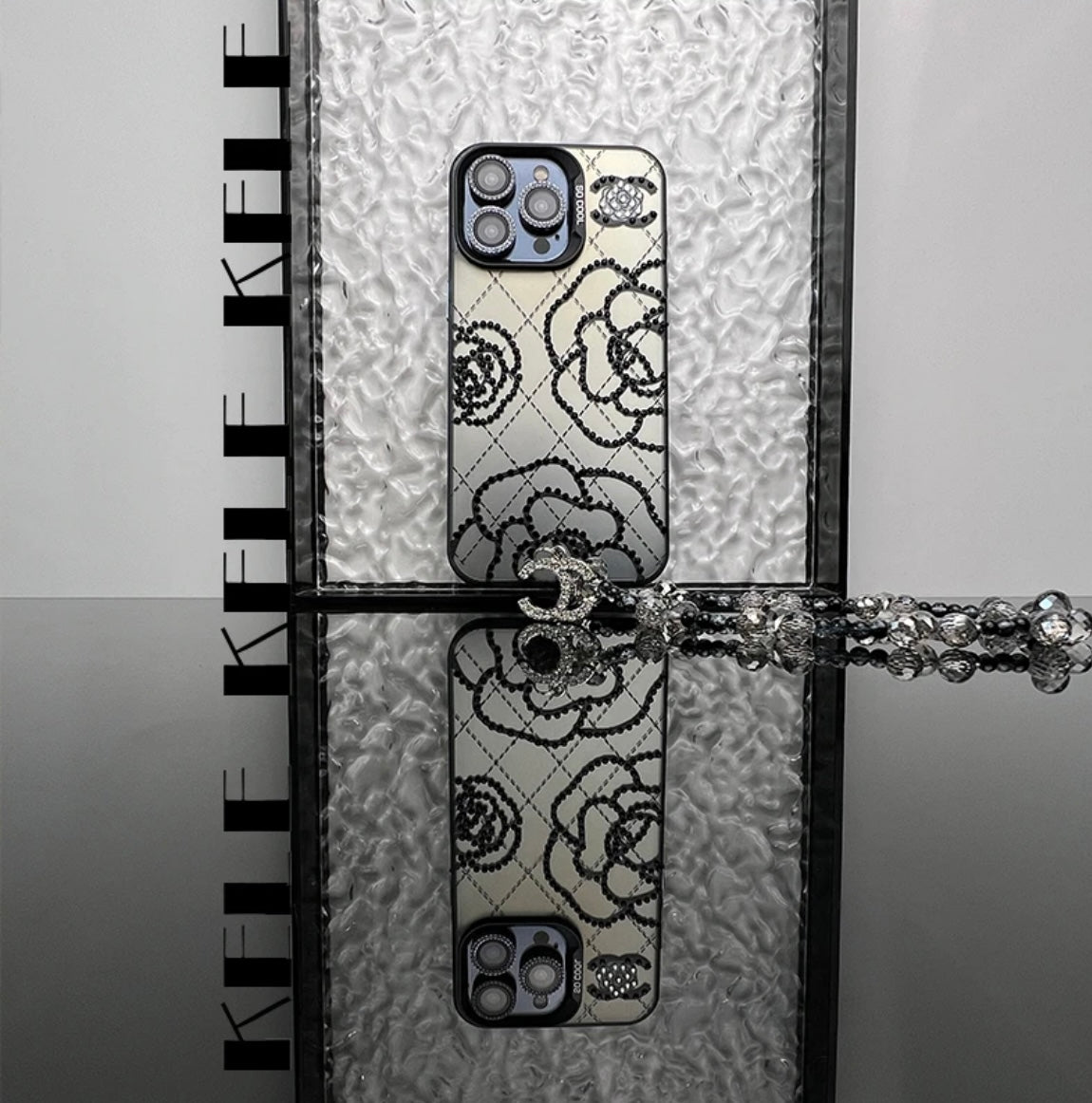 CUSTODIA PER IPHONE ISPIRATA ALLA CAMELIA DAL DESIGN UNICO