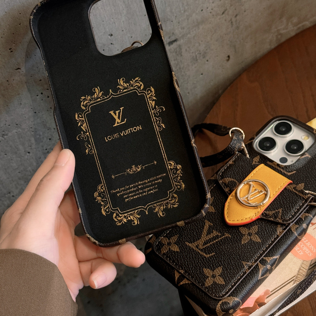 Funda de lujo para iPhone con cadena y tarjetero