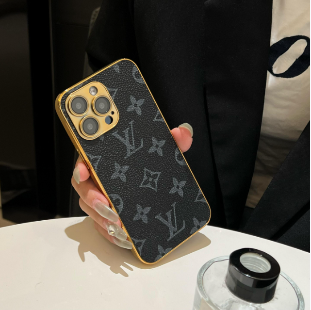 حافظة iPhone كلاسيكية فاخرة بحرف Monogram مع حواف ذهبية مطلية بالكهرباء