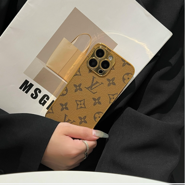 حافظة iPhone كلاسيكية فاخرة بحرف Monogram مع حواف ذهبية مطلية بالكهرباء