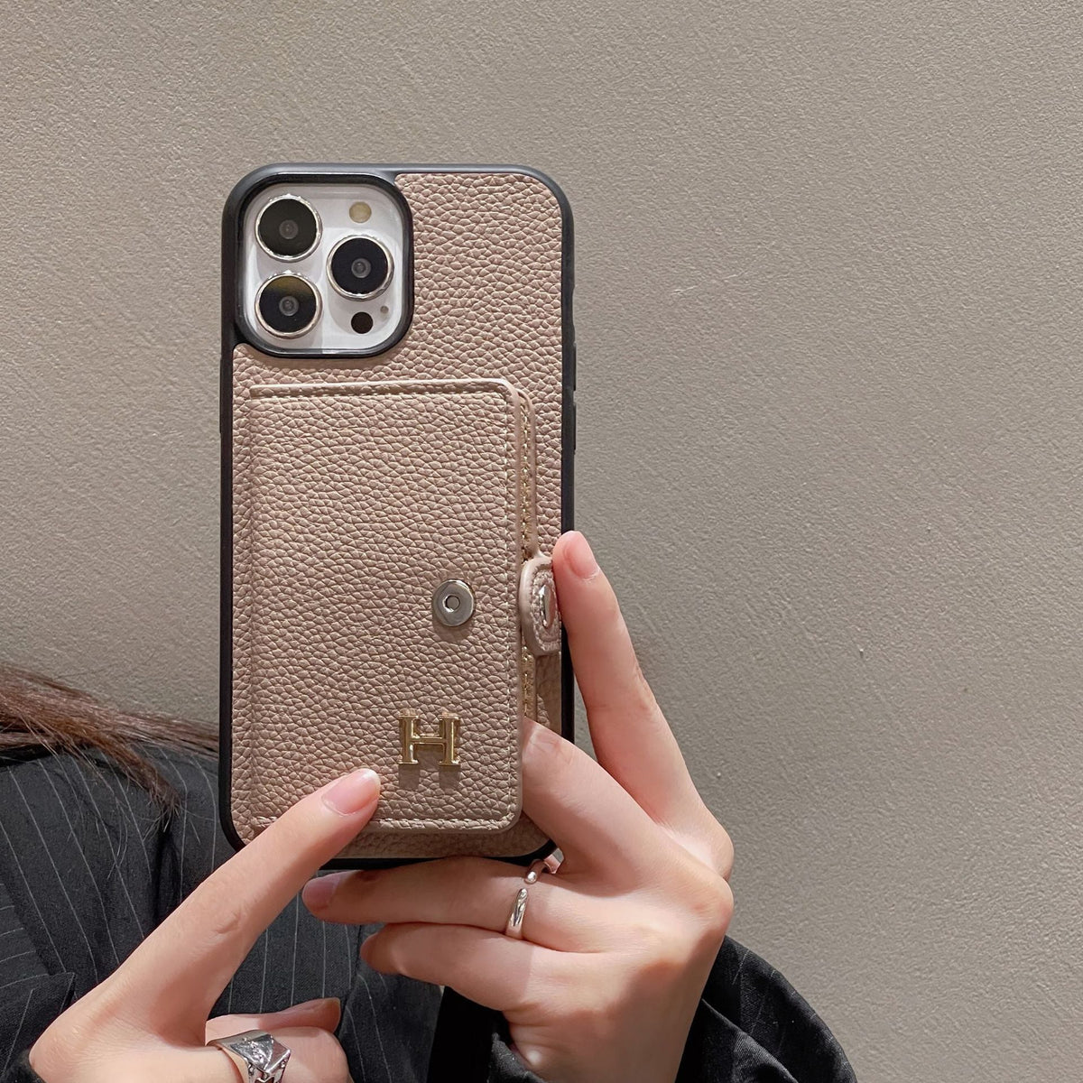 Capa para iPhone com porta-cartões de couro H