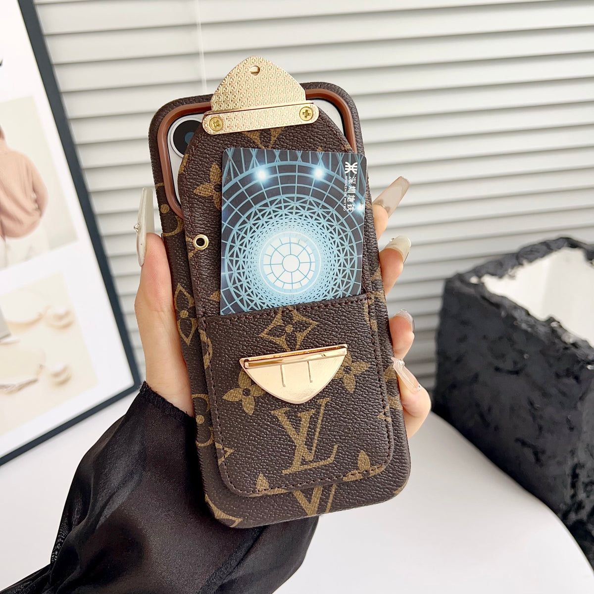 Ylellinen Crossbody iPhone -kotelo korttitaskulla & irrotettavalla hihnalla