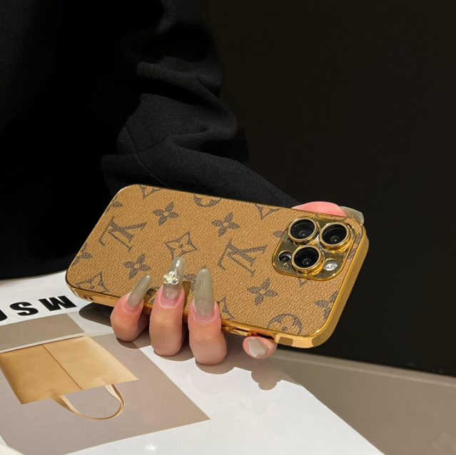 حافظة iPhone كلاسيكية فاخرة بحرف Monogram مع حواف ذهبية مطلية بالكهرباء