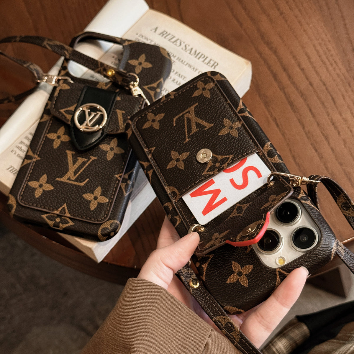 Funda de lujo para iPhone con cadena y tarjetero