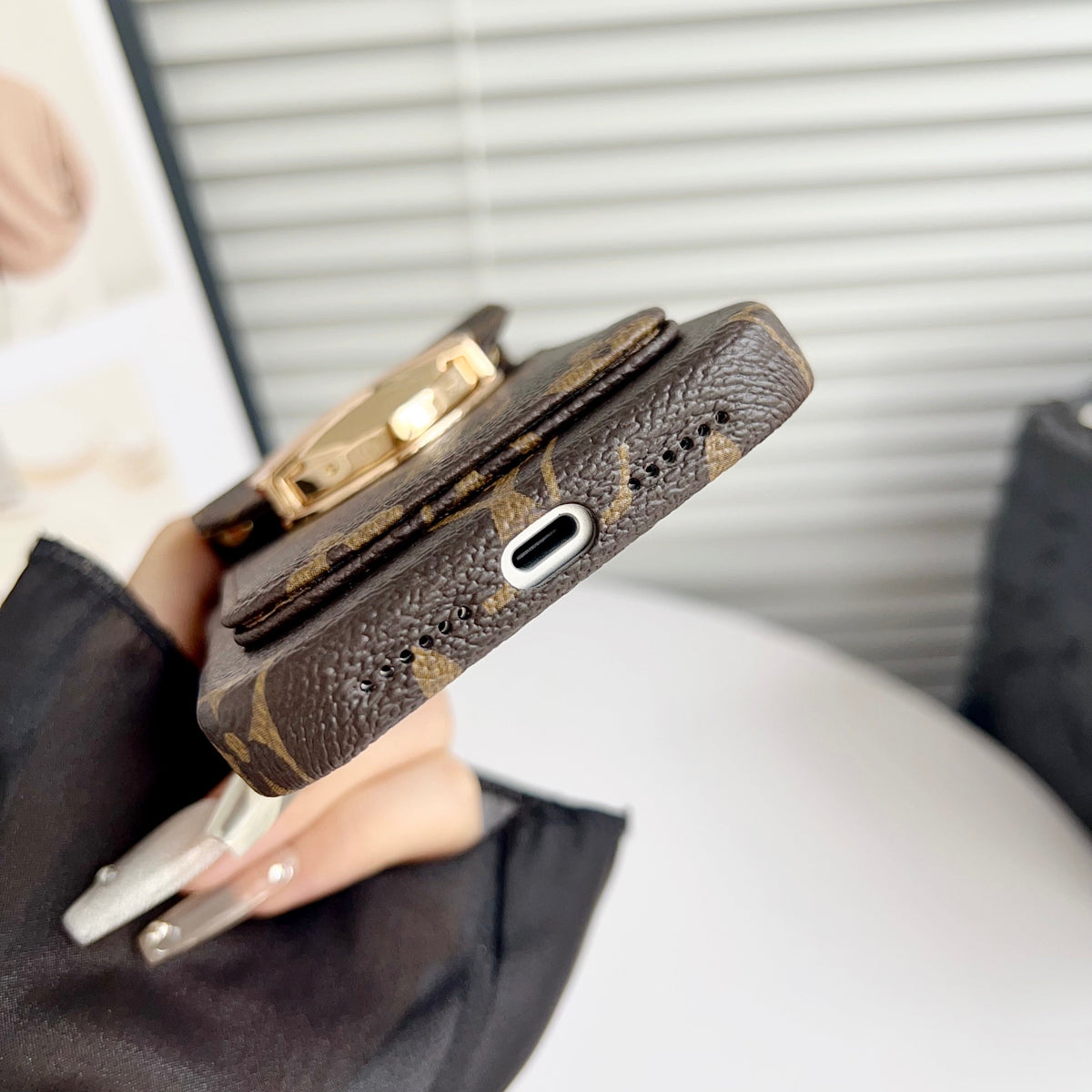 Ylellinen Crossbody iPhone -kotelo korttitaskulla & irrotettavalla hihnalla