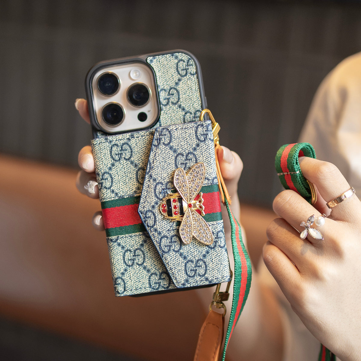 Husă Premium Advanced Crossbody pentru iPhone cu suport pentru card & Curea de umăr
