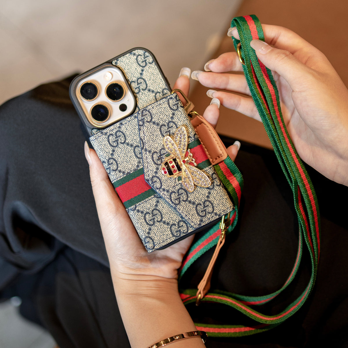 Husă Premium Advanced Crossbody pentru iPhone cu suport pentru card & Curea de umăr