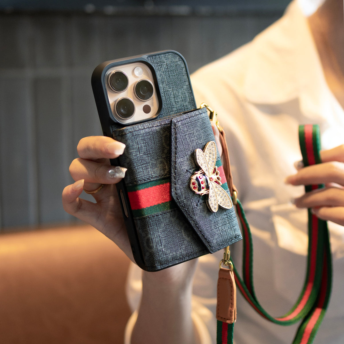 Husă Premium Advanced Crossbody pentru iPhone cu suport pentru card & Curea de umăr