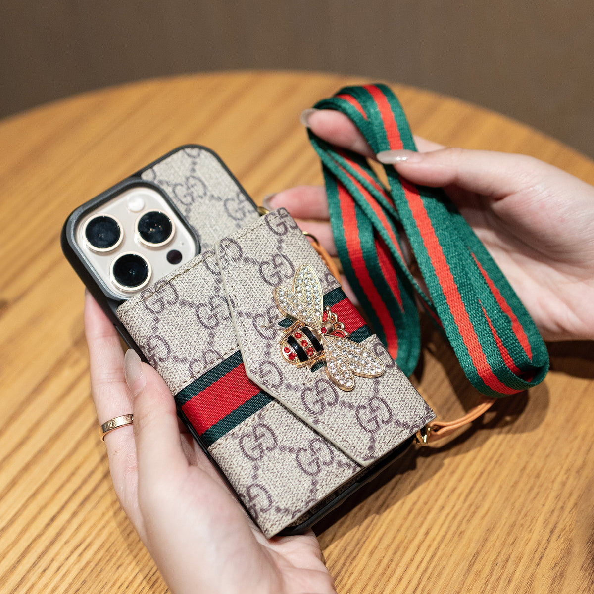 Husă Premium Advanced Crossbody pentru iPhone cu suport pentru card & Curea de umăr