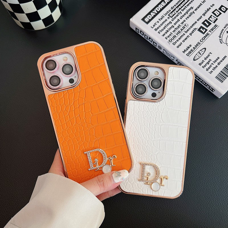 Módne puzdro na iPhone z ružového zlata s diamantovým logom