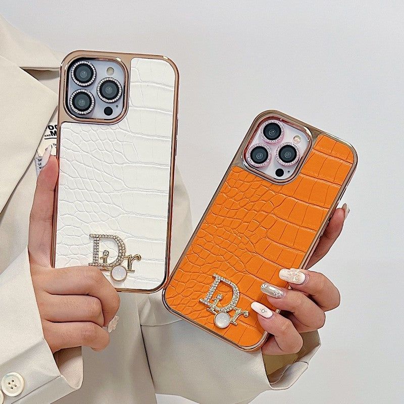 Módne puzdro na iPhone z ružového zlata s diamantovým logom