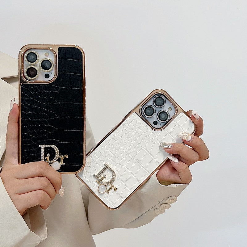Módne puzdro na iPhone z ružového zlata s diamantovým logom