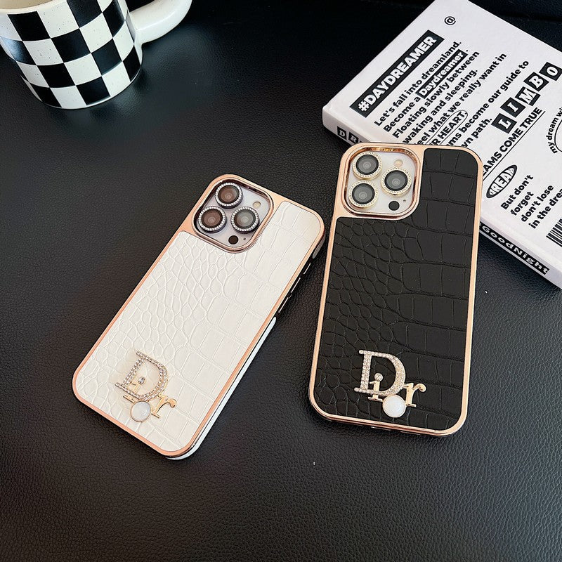 Módne puzdro na iPhone z ružového zlata s diamantovým logom