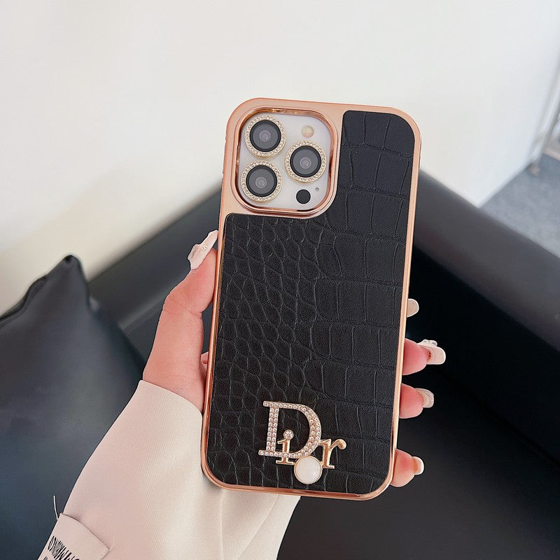 Módne puzdro na iPhone z ružového zlata s diamantovým logom