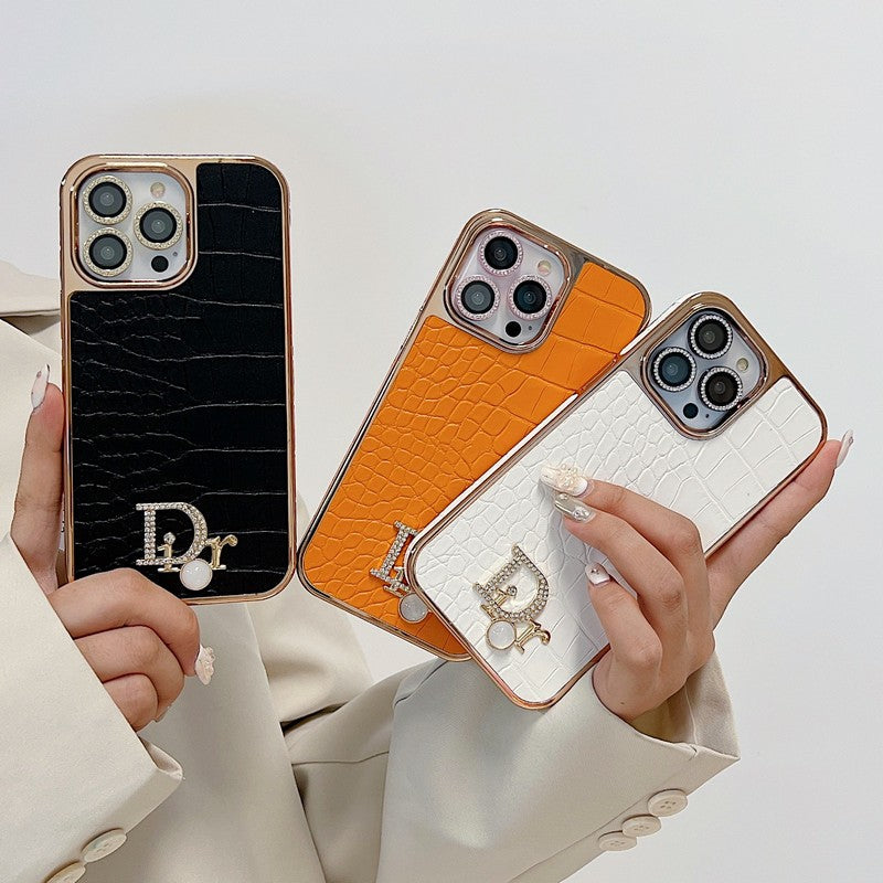 Módne puzdro na iPhone z ružového zlata s diamantovým logom