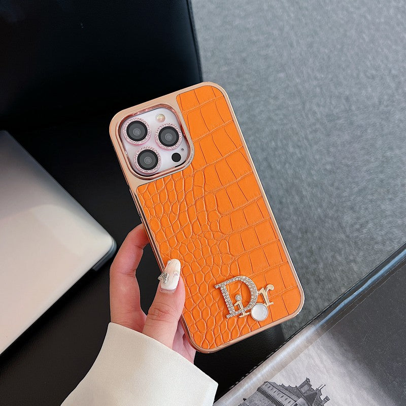 Módne puzdro na iPhone z ružového zlata s diamantovým logom
