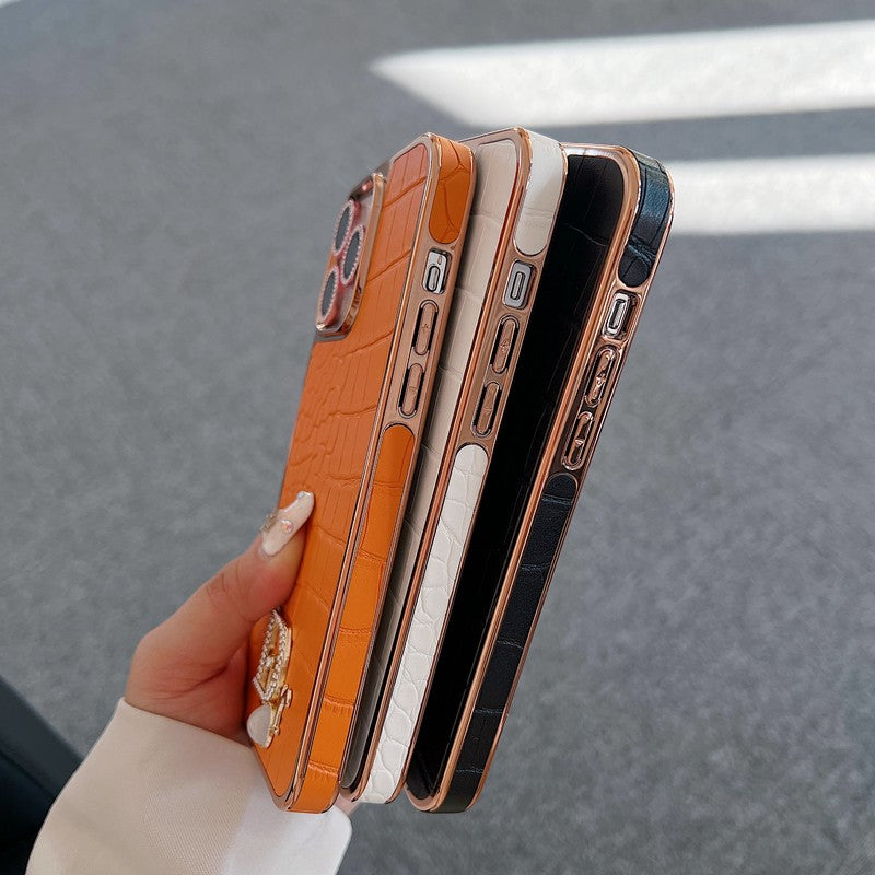 Módne puzdro na iPhone z ružového zlata s diamantovým logom