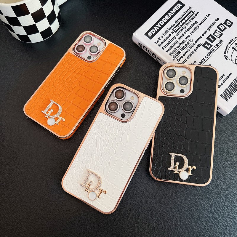 Módne puzdro na iPhone z ružového zlata s diamantovým logom