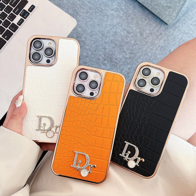 Módne puzdro na iPhone z ružového zlata s diamantovým logom