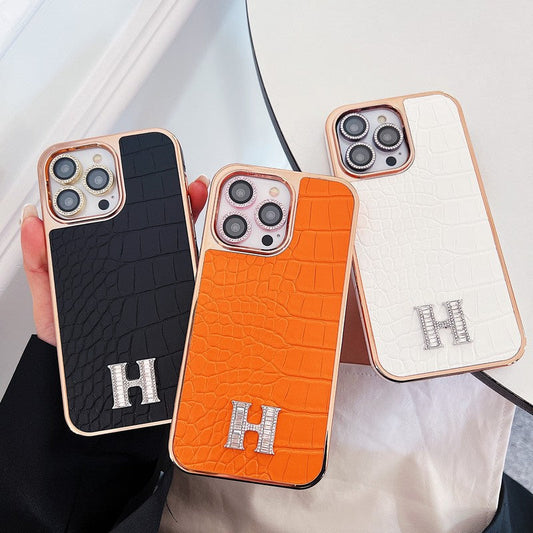 Klasické pouzdro na iPhone z růžového zlata s diamantovým logem