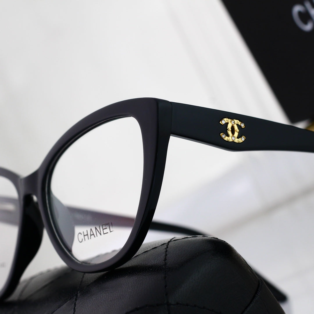 Farblich passende Cat-Eye-Brille