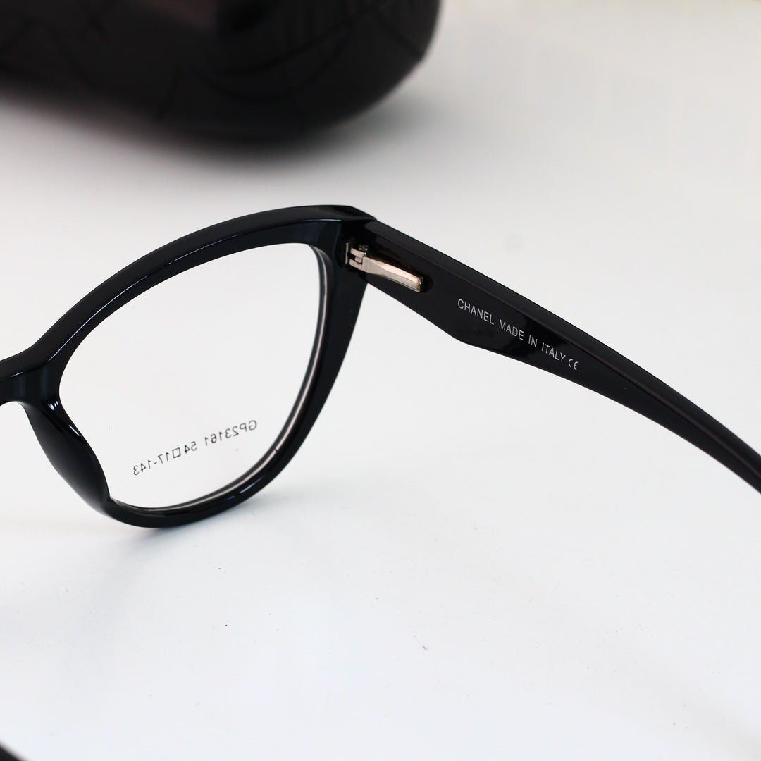 Farblich passende Cat-Eye-Brille