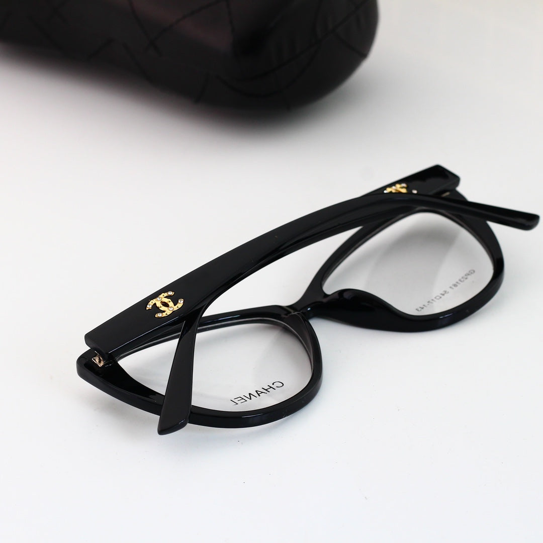 Farblich passende Cat-Eye-Brille