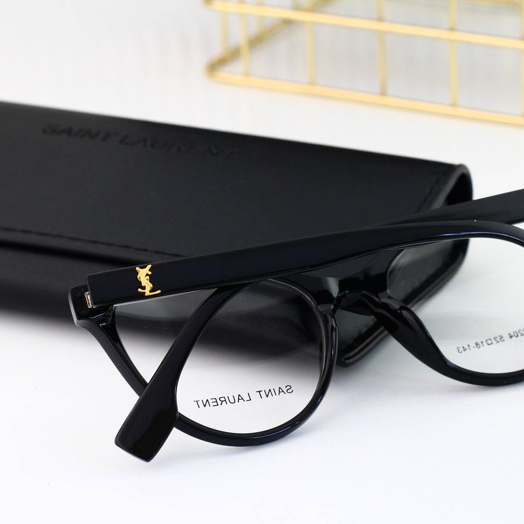 Novos óculos com logotipo clássico da moda
